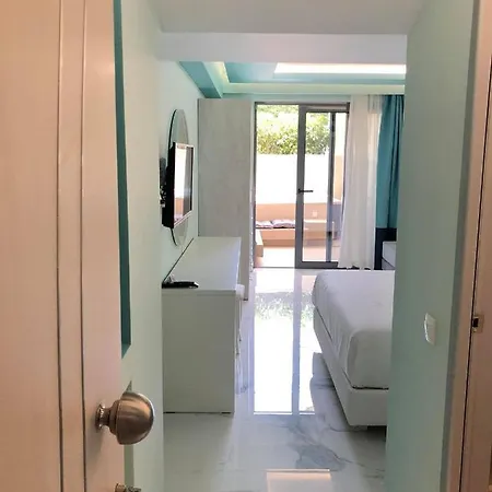 Agios Gordios 公寓式酒店 4*